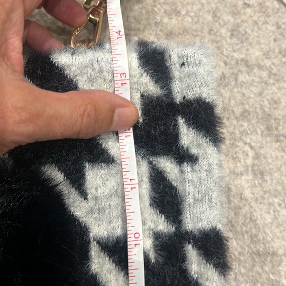 ALEX AND MAX white and clack houndstooth pattern tote with a zipper. - Picture 10 of 12